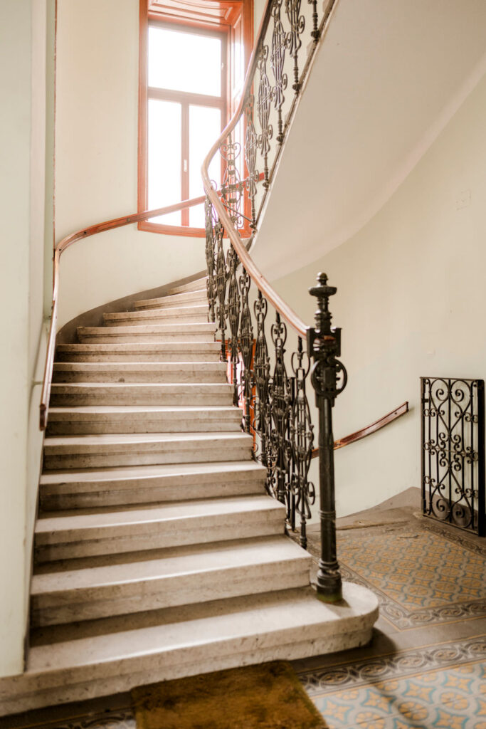 Die Zukunft ist digital – auch in der Immobilienverwaltung. Unsere Hausverwaltung Wien setzt auf digitale Hausverwaltung Wien, um Prozesse zu optimieren und Eigentümern sowie Mietern maximalen Komfort zu bieten. Von CASAVI bis Online-Abrechnung – Ihre Immobilie ist bei uns zukunftssicher verwaltet.