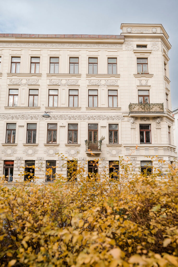Die Realkanzlei Steinbrecher bietet spezialisierte Hausverwaltung Wien für Altbauwohnungen und denkmalgeschützte Gebäude. Mit langjähriger Erfahrung in der Altbauverwaltung Wien wissen wir, worauf es bei der Pflege, Instandhaltung und dem Werterhalt historischer Immobilien ankommt. Unsere digitale Infrastruktur ermöglicht eine einfache Schadensmeldung und transparente Kommunikation. Ideal für Eigentümer und Investoren, die ihre Liegenschaften in besten Händen wissen wollen. Vertrauen Sie auf eine Hausverwaltung mit Erfahrung Wien, die Ihre Altbauimmobilie versteht und individuell betreut.